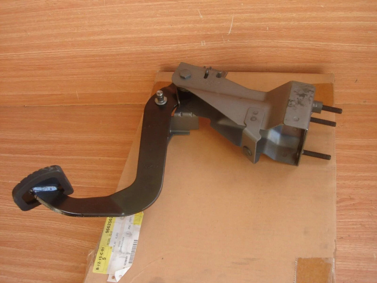 Clutch Pedal RHD fits Opel Vauxhall Antara 96625621 Genuine View Rear