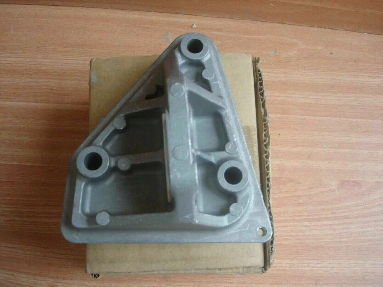 Engine Mount Bracket Right fits Opel Vauxhall Astra F Vectra A 17TD Engine 97112435 View Right