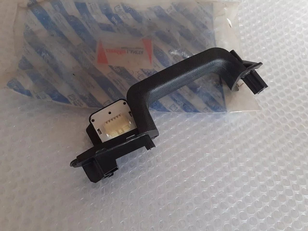 Door Pull Handle Window Switch 4 Door fits Fiat Tipo Genuine A223 View Rear
