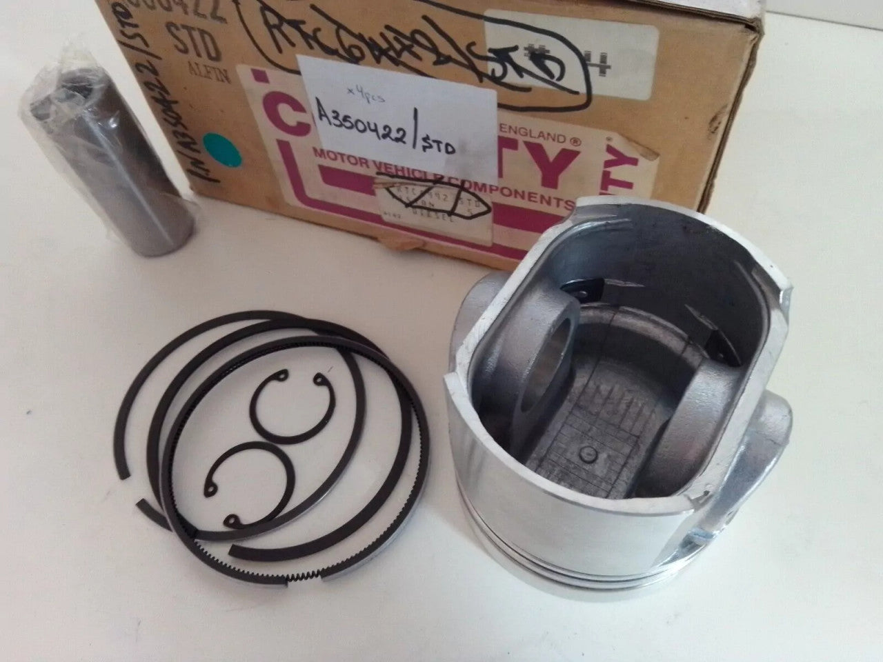 4x Piston fits Land Rover Defender 2.5 Diesel 12J 90.47mm STD A350422/STD View Right