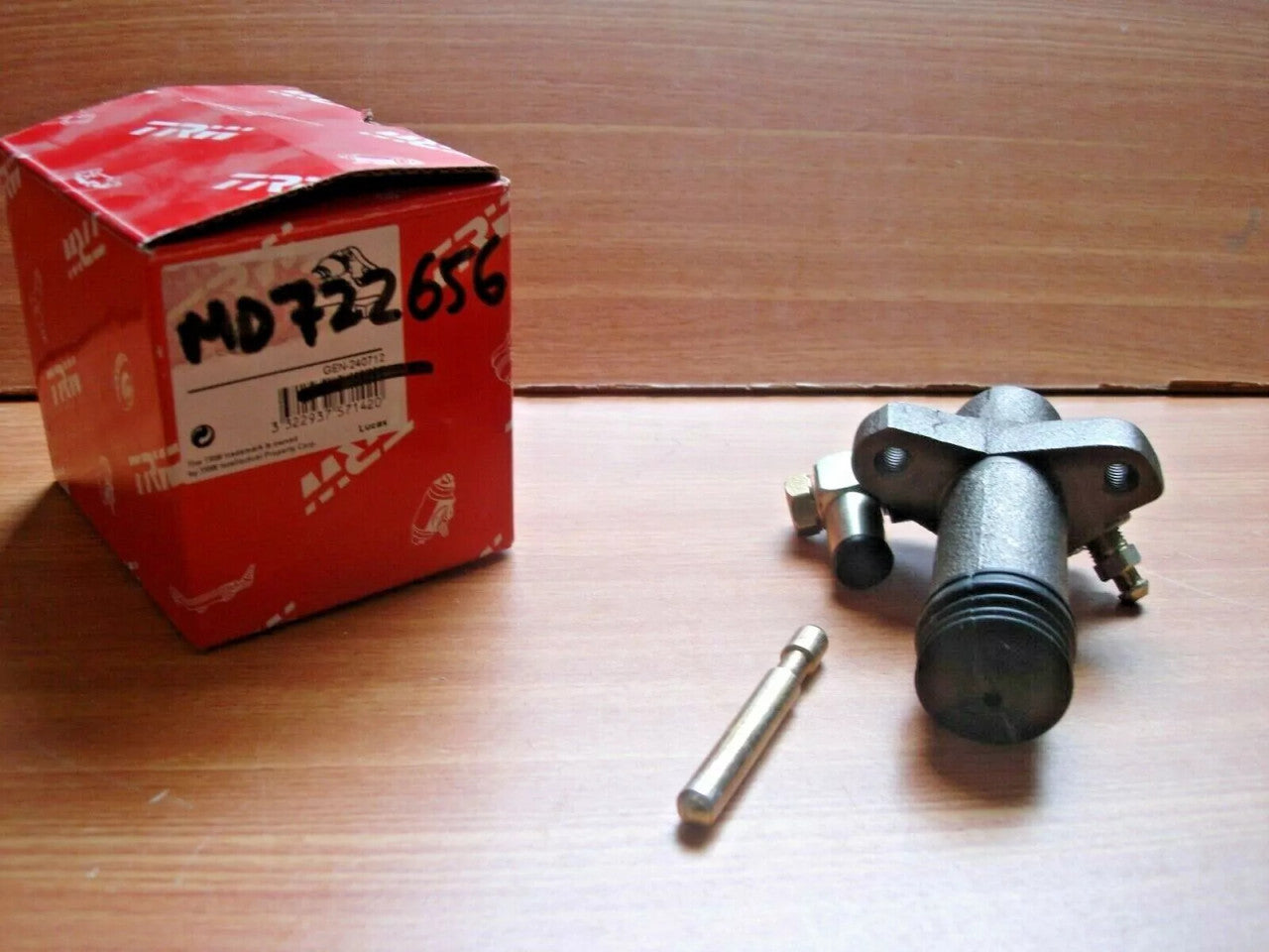 Clutch Operating Slave Cylinder fits Mitsubishi Colt Lancer Mirage 13/16 MD722656 View Front