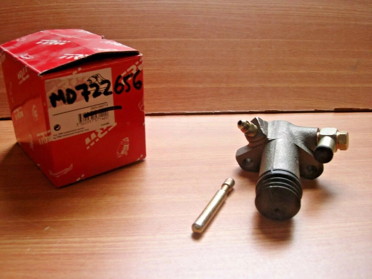 Clutch Operating Slave Cylinder fits Mitsubishi Colt Lancer Mirage 13/16 MD722656 View Rear