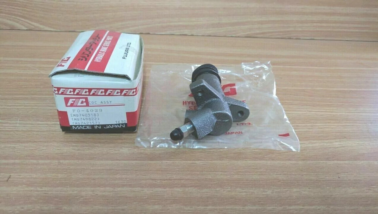 Clutch Slave Cylinder fits Mitsubishi Lancer Colt Eclipse RvR Space Runner Wagon MD740318 View Right