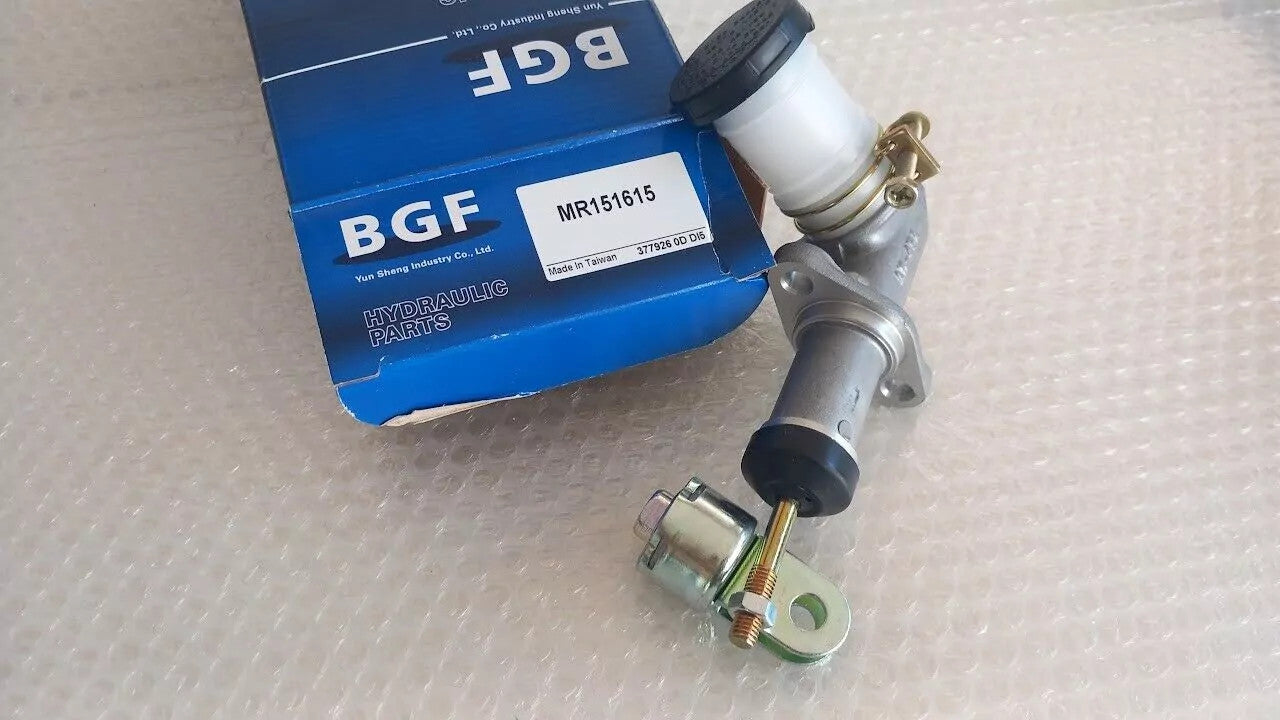 Clutch Master Cylinder fits Mitsubishi Pajero Montero Shogun V25 V26 V45 V46 MR151615 View Front