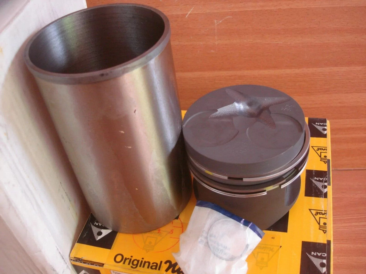 4x Pistons & Sleeves fits Mercedes 190 W201 OM601 87mm Bore STD Z08753B3202 View Rear