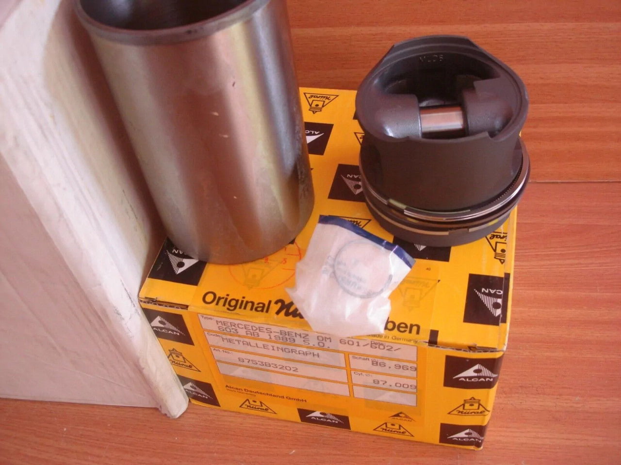 4x Pistons & Sleeves fits Mercedes 190 W201 OM601 87mm Bore STD Z08753B3202 View Right